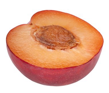 Bir dilim tam kırpma yolu ile alan derinliği içinde beyaz arka plan üzerinde taze kırmızı Erik, yakın çekim.