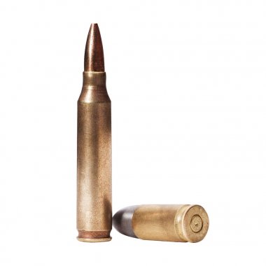 5.56x45mm Nato ara kartuşları üzerinde beyaz izole.