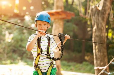 Macera ve teleferik etkinlik ormandaki tırmanma mutlu çocuk