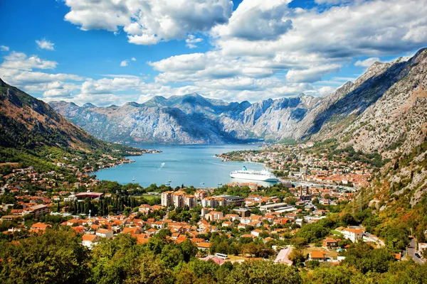 Kotor w piękny letni dzień, Czarnogóra — Zdjęcie stockowe