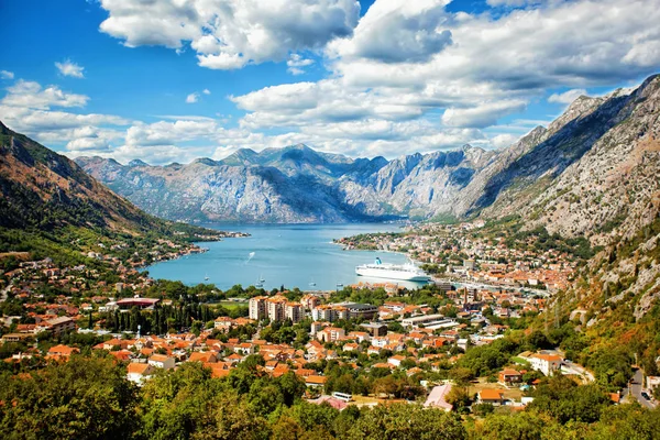 Kotor i en vacker sommardag, Montenegro — Stockfoto