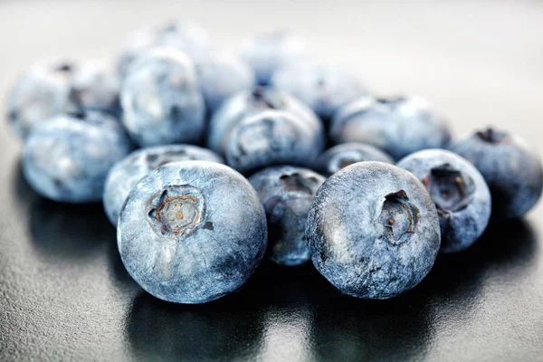 Mirtilli biologici su sfondo nero. Concetto Cibo sano — Foto Stock