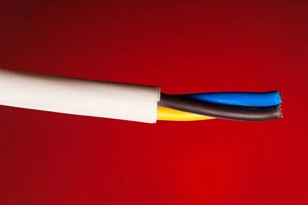 빨간색 배경에 전기 케이블의 — 스톡 사진