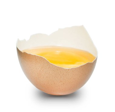 Tavuk yumurta gösterilen sarı sarısı, beyaz ve soluk kahverengi kabuk, beyaz arka plan yarısı.