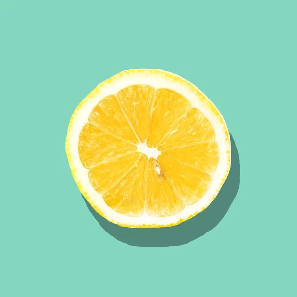 Taze limon dilimi parlak mavi zemin üzerine kapatın. Düz yatıyordu. Yaz konsepti. — Stok fotoğraf