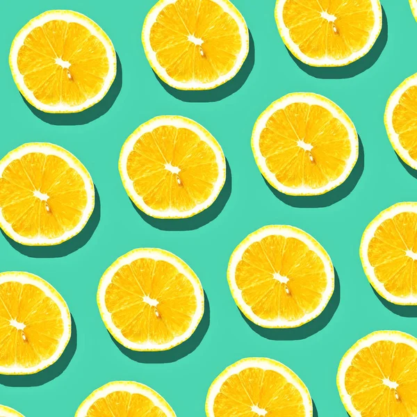 Motif de tranche de citron sur fond pastel. Concept de fruit minimal . — Photo