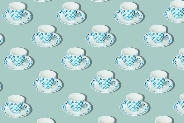 Tasse blanche vide en motif point bleu sur fond pastel bleu. Concept créatif . — Photo