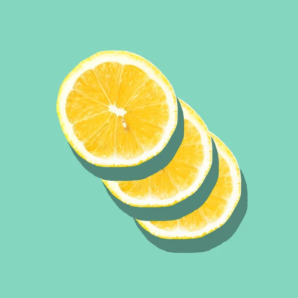 Taze limon dilimi parlak mavi zemin üzerine kapatın. Düz yatıyordu. — Stok fotoğraf