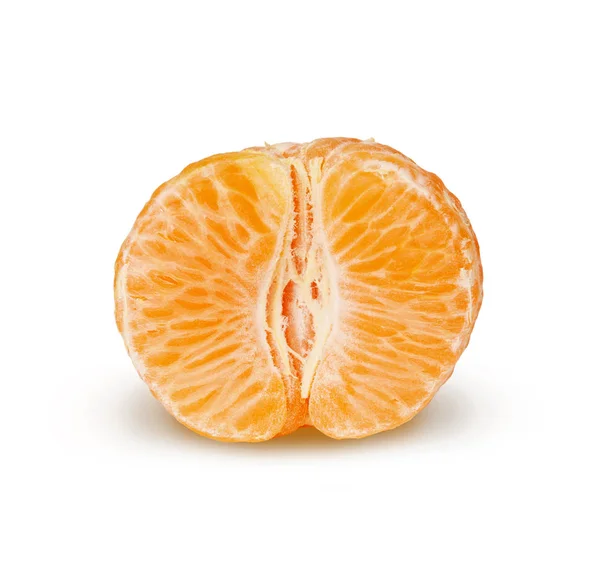 Plátek šťavnaté mandarinky na bílém pozadí. — Stock fotografie