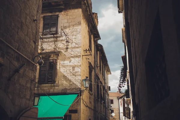 Rua estreita velha em Kotor . — Fotografia de Stock