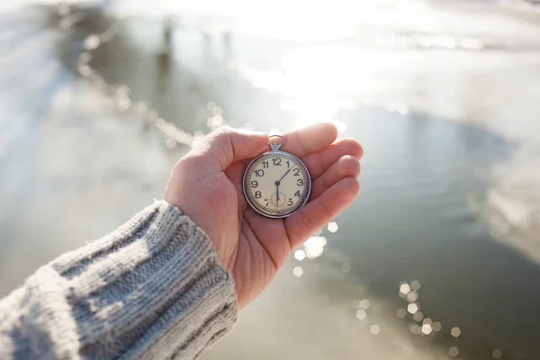 Mano sosteniendo un reloj de bolsillo vintage. Tiempo de invierno —  Fotos de Stock