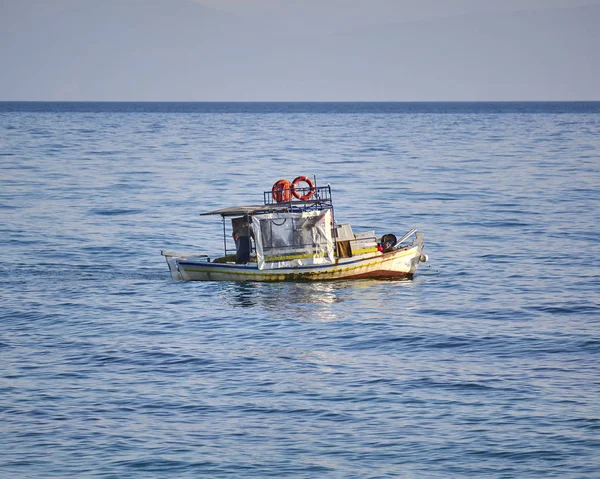 Barco de pesca tirando de las redes del mar — Foto de Stock