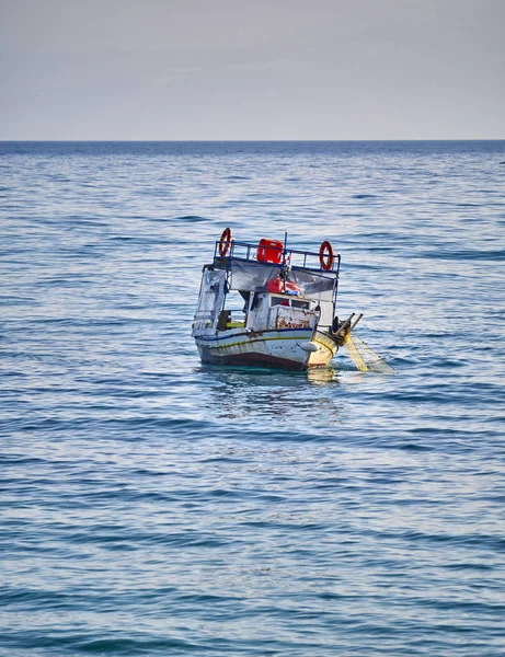 Griekse traditionele vissersboot van de "Kaiki" — Stockfoto