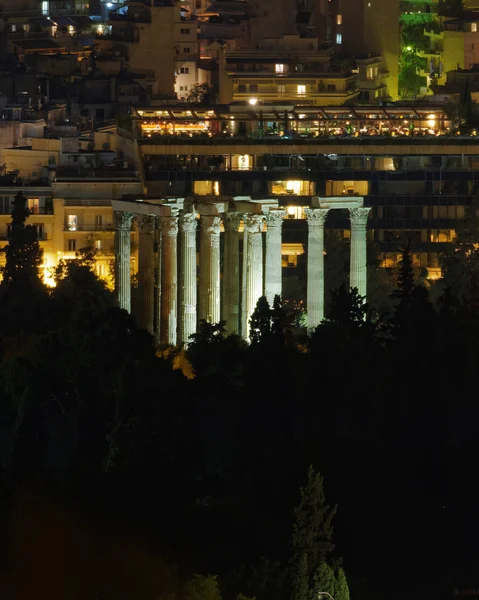 Atenas Grécia, visão noturna do templo de Zeus Olímpico — Fotografia de Stock