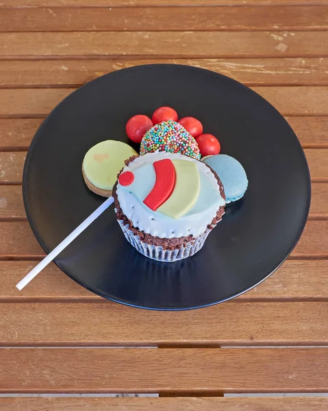 Çeşitli renkli tatlılar servis — Stok fotoğraf