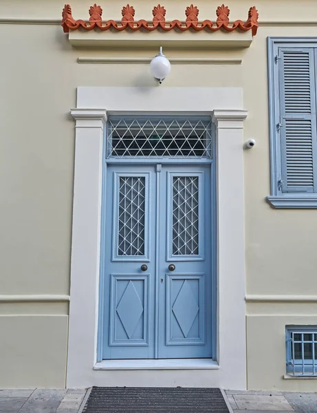 Элегантный дом свет голубой двери — стоковое фото