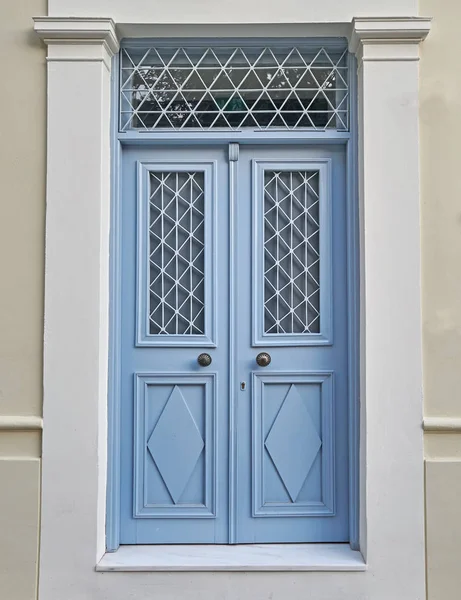 Athénské Řecko, elegantní světle modré dveře — Stock fotografie