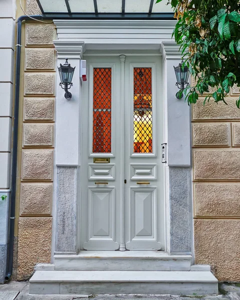 Vintage white house door, Athens Greece — стоковое фото