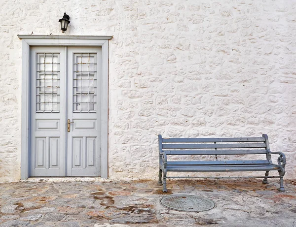 Grecia, puerta y banco de madera vintage —  Fotos de Stock