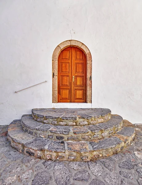 Grécia, vintage de madeira porta arqueada — Fotografia de Stock