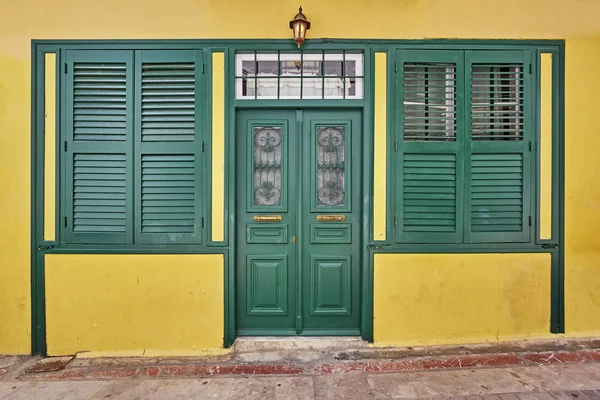 緑と黄色の家の正面 — ストック写真