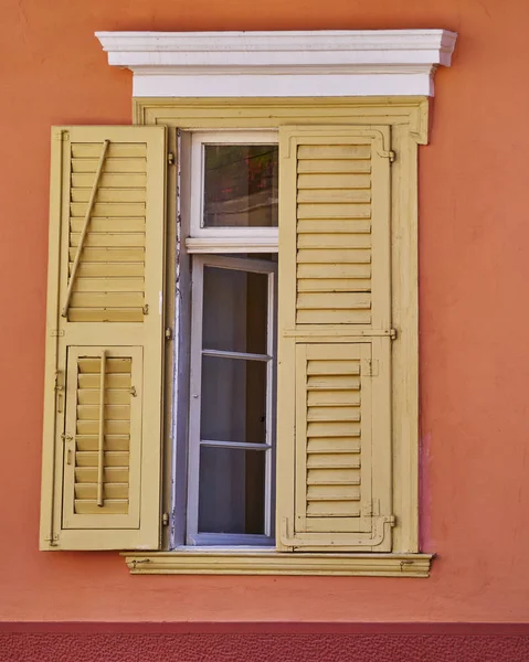 Vintage house světle žluté okenice okna — Stock fotografie