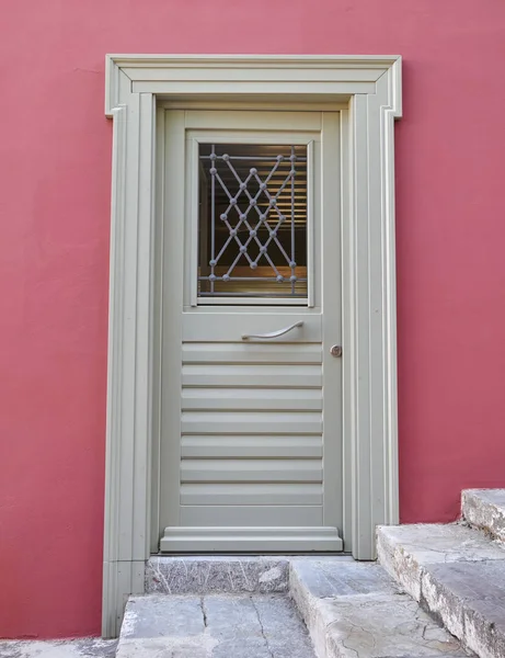 Porte sur mur de maison fuchsia coloré — Photo