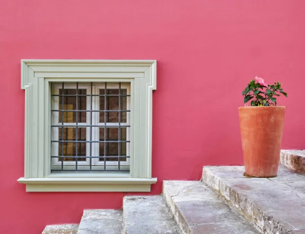 Janela na parede da casa fúcsia e vaso — Fotografia de Stock