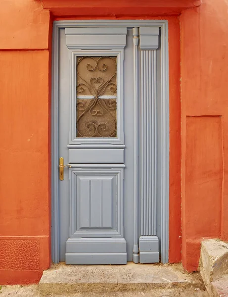 Deur op oranje huis muur — Stockfoto