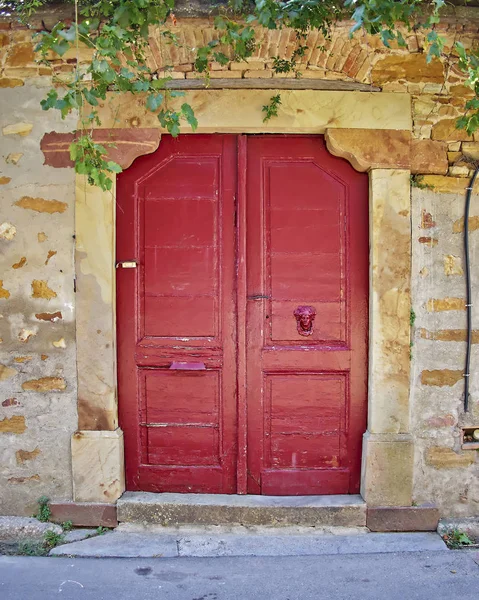 Taş duvar ev kırmızı kapı — Stok fotoğraf