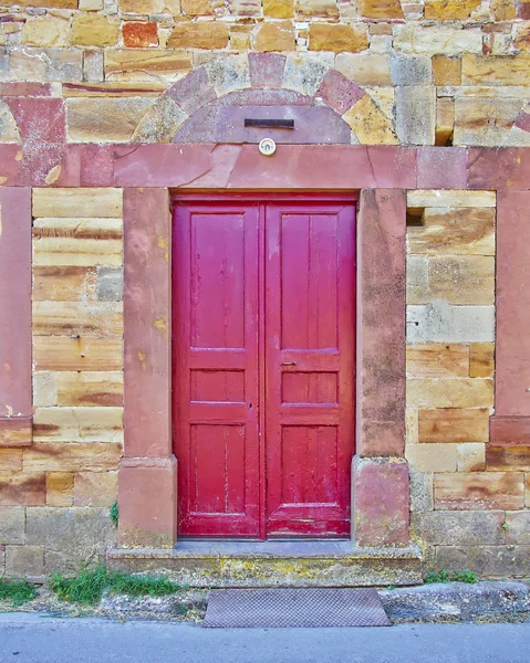 Rote Tür des Steinmauer-Hauses — Stockfoto