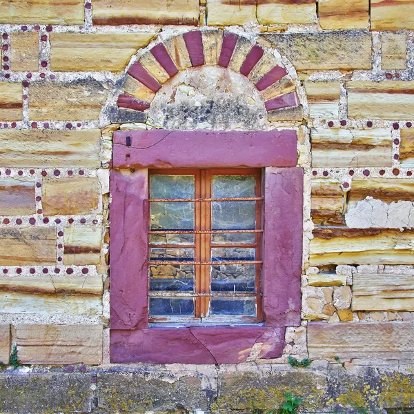 赤いアーチ型の窓 — ストック写真