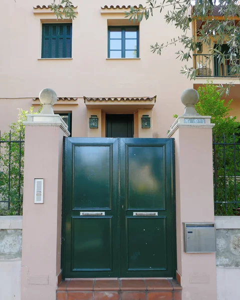 Elegante fachada de la casa y puerta verde — Foto de Stock