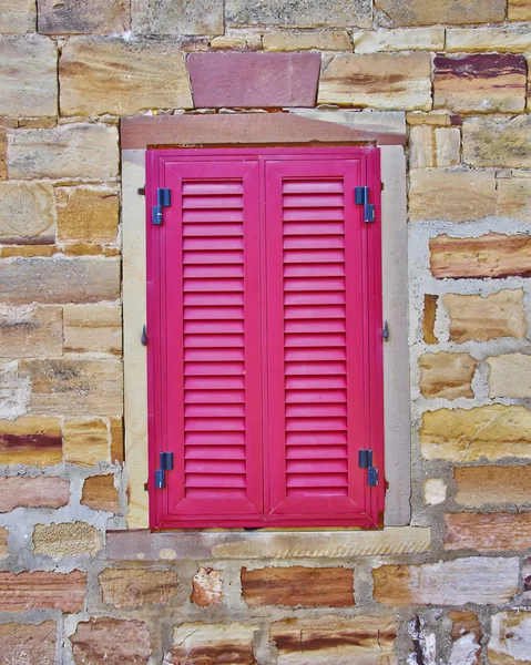 Janela vermelha, detalhe velho da casa da parede de pedra — Fotografia de Stock