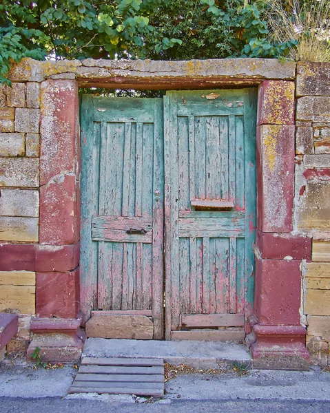 Vintage evi taş duvarda yeşil kapı — Stok fotoğraf