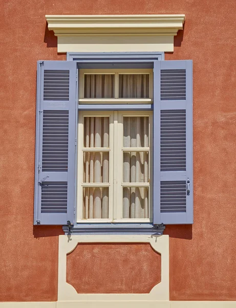 Finestra sulla parete arancione della casa — Foto Stock