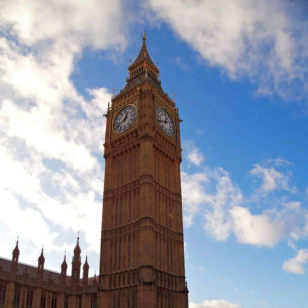 Лондон, башня Биг Бен под облачным небом — стоковое фото