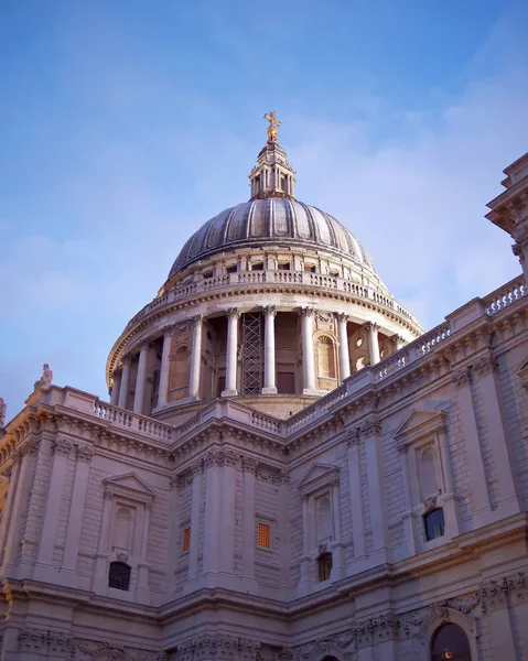 United Kingdom, London, St Paul 's cathedral dome — стоковое фото