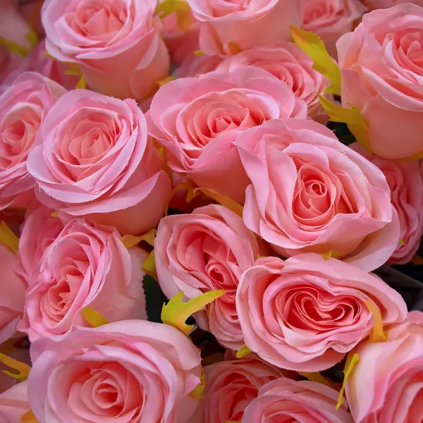 Lebendige rosa gefälschte Rosen von oben — Stockfoto