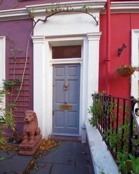 London, red and mauve vintage house front — Stock Photo, Image