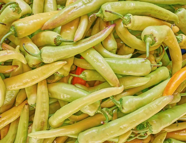 Ekologiska Gröna Pepperoni Närbild Naturlig Bakgrund — Stockfoto