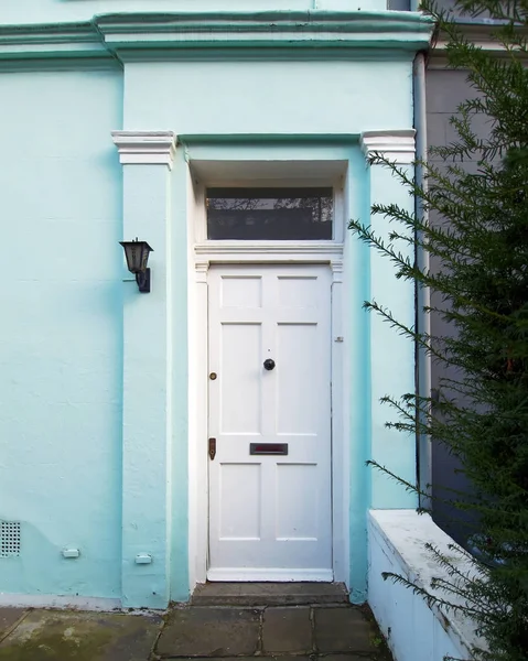 Londres Casa Vintage Frente Azul Claro Con Puerta Blanca —  Fotos de Stock