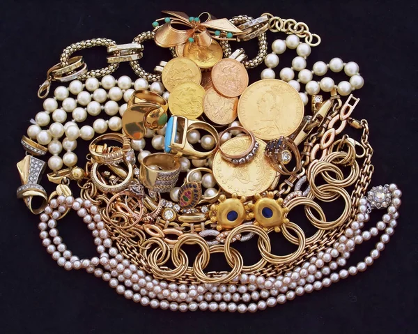 Μια Συλλογή Από Χρυσά Κοσμήματα Και Νομίσματα Στο Φόντο Μαύρο — Φωτογραφία Αρχείου