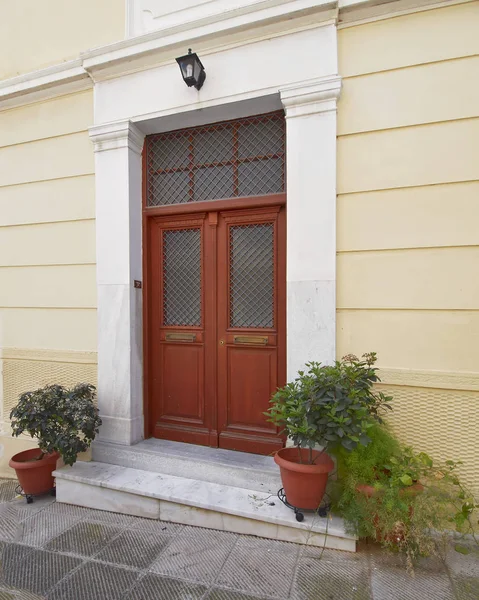 Casa Elegante Puerta Marrón Atenas Grecia — Foto de Stock