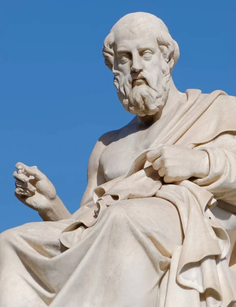 柏拉图希腊哲学家在蓝天背景下的雕像 — 图库照片