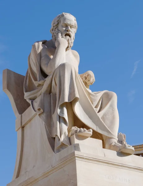 Aten Grekland Sokrates Filosof Statyn Blå Himmel Bakgrund — Stockfoto