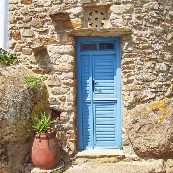 Grieks Eiland Blauw Deur Bloempot Stenen Muur — Stockfoto