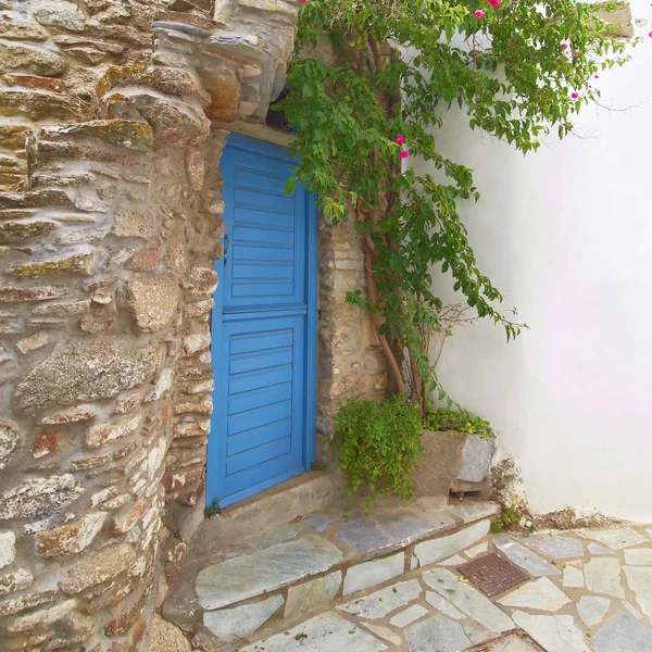 Řecký Ostrov Modré Dveře Květináče Kamenné Zdi — Stock fotografie
