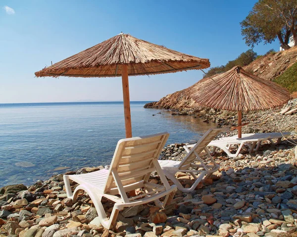 Plage Rocheuse Avec Parasols Chaises Longues — Photo