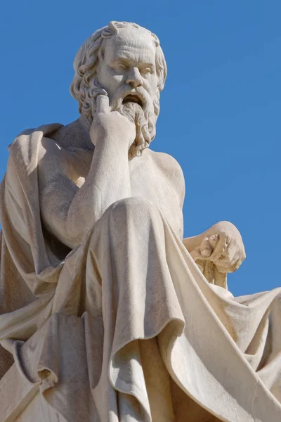 Athene Socrates Het Standbeeld Van Griekse Filosoof Blauwe Hemelachtergrond — Stockfoto